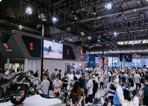 摩托车展展台设计如何吸引观众参与互动体验？
